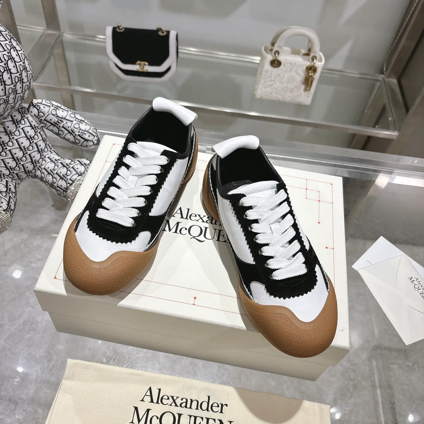 👟👟Ex-factory price 580👟👟 Men's size +10 2025 McQueen's new AIexanderMcQUEEN✅ The original quality has been certified! The original version is reproduced 1:1, and the latest products are available at the latest counters simultaneously. • McQueen logo • Round toe box • Lightweight segmented sole design, made of imported stretch breathable fabric + grained cowhide, soft inner lining and insole, comfortable for walking and not stuffy on the feet. Five colors: black and white • white • apricot • black brown • yellow Fabric: grained cowhide + stretch fabric + cow suede Insole: imported sheepskin Women’s model: 35–40 (40 for women is non-refundable) Men’s model: 40-45 (45 for men is non-refundable) Women’s model: (men’s model +10)